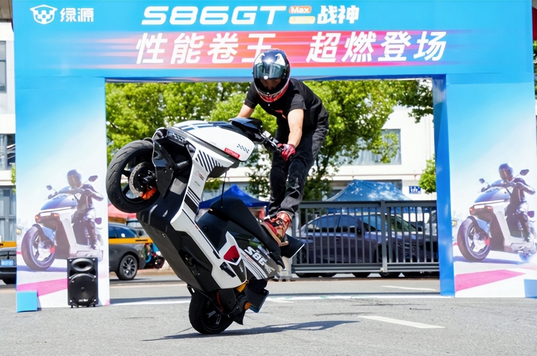 战神S86重磅发布:绿源以“智慧双核”重新定义AI时代两轮出行新范式