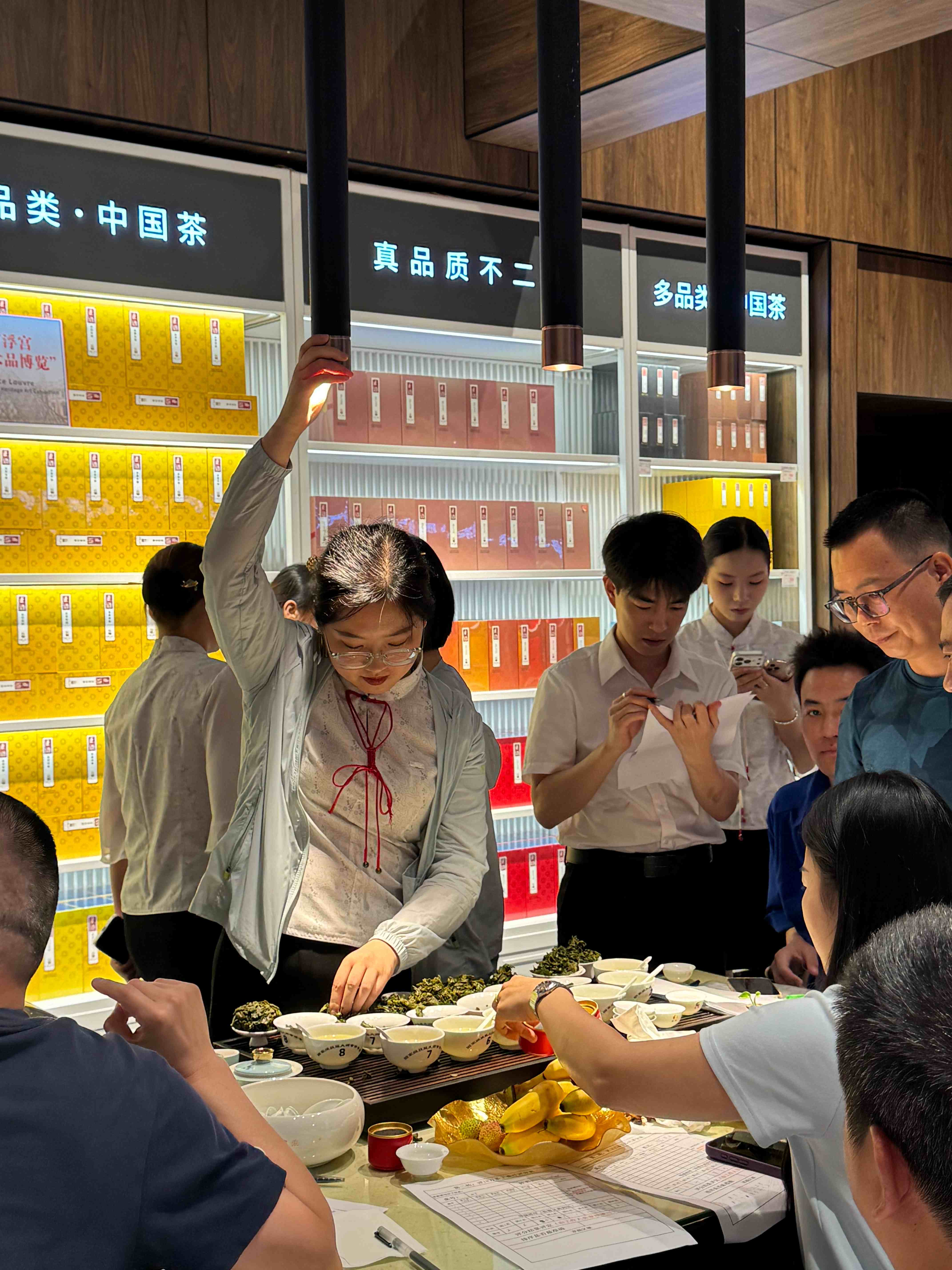 图片7、茶友评茶各显神通：灯光不够，聚光灯来凑(1).jpg
