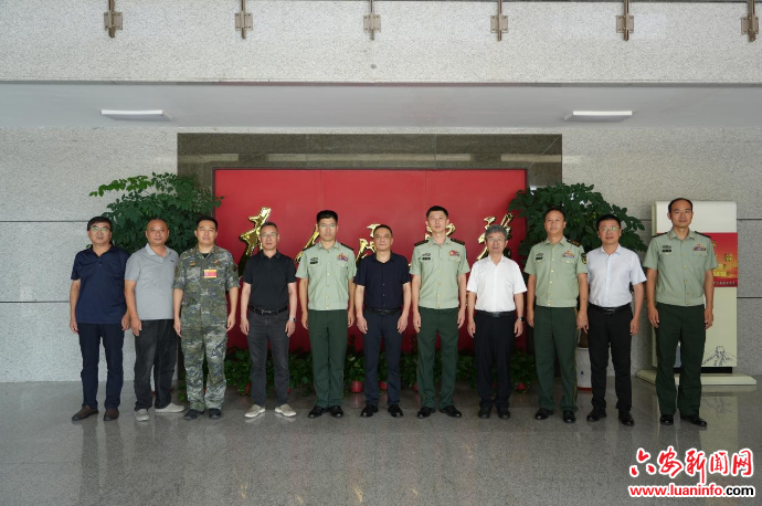 六安二中赴武警驻六安部队开展建军节慰问活动