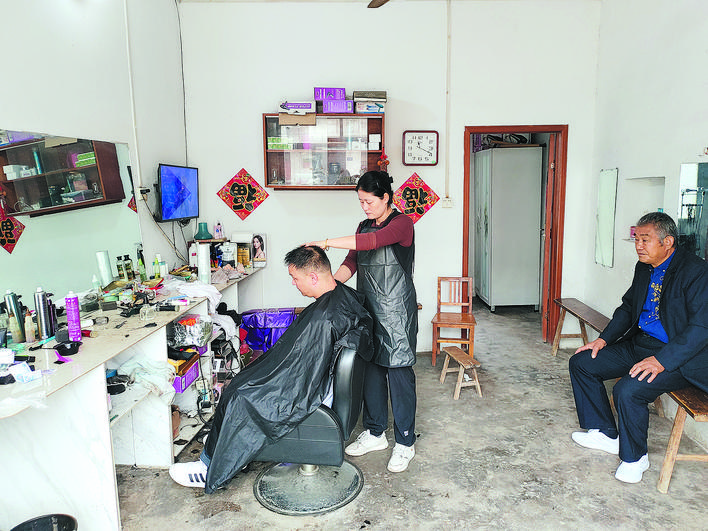 赞！这家理发店13年不涨价