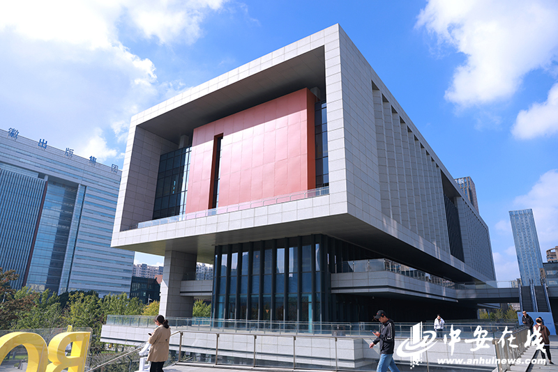 合肥市中心图书馆试营业 记者打卡现场文化氛围浓厚