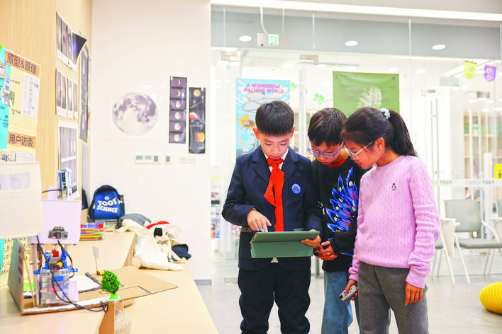 合肥小学生发明纸盒智能回收箱