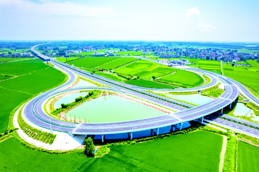 霍　邱　高质量发展蹄疾步稳