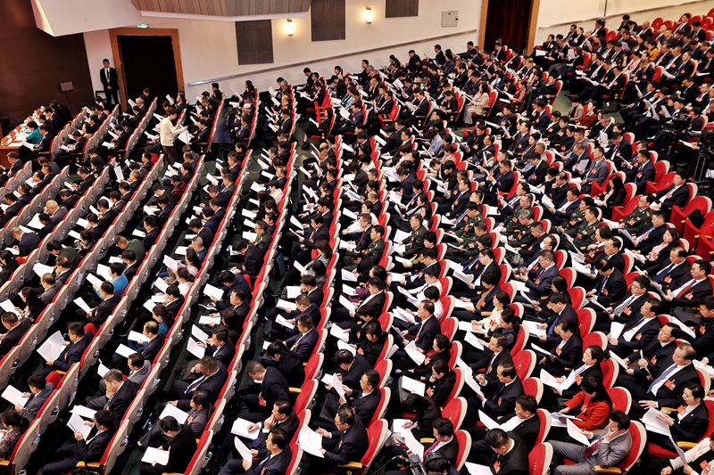 安徽省十四届人大三次会议举行第二次全体会议