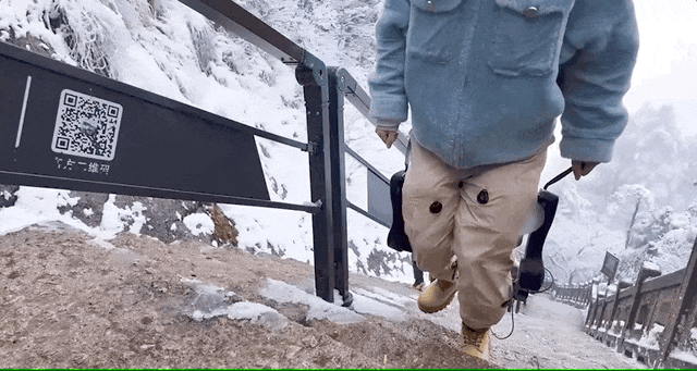 黄山风景区试用外骨骼辅助登山 爬山也能开“外挂”了