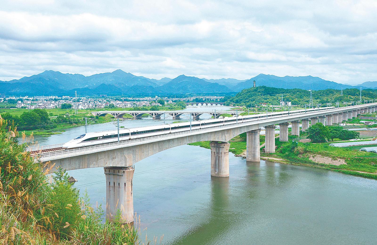 一条“最美高铁” 十年小城逆袭