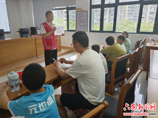 亲子课堂：“巧手传非遗，共剪心时光”