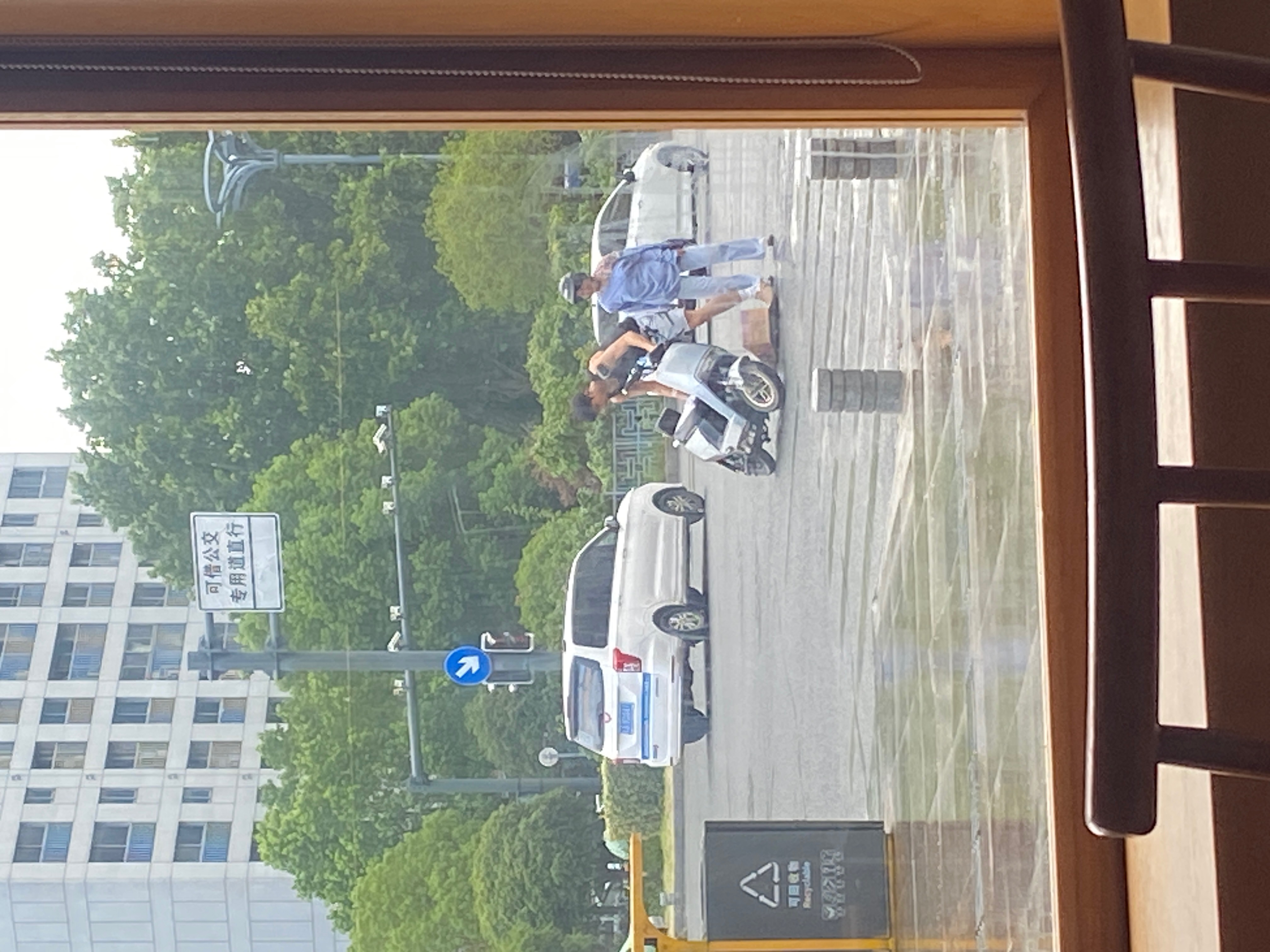 合肥：暴雨中的扶车少年