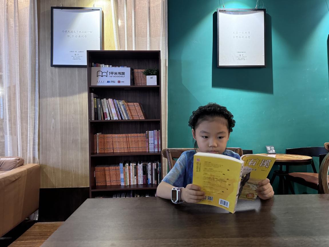 合肥街角小店变身“微型图书馆”