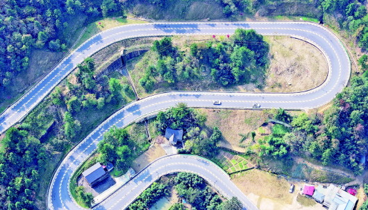蜿蜒盘山道 山村幸福长