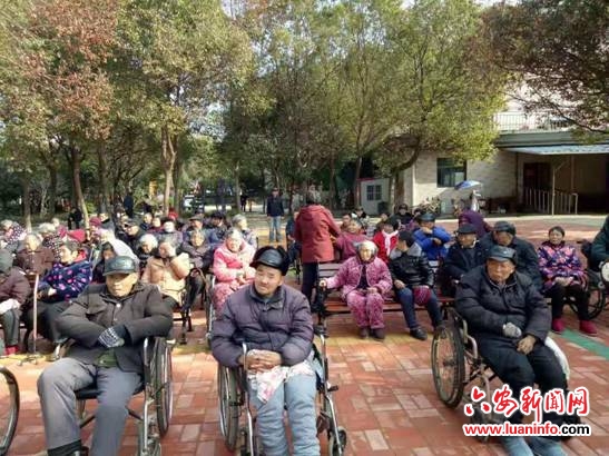 舒城县老年大学戏剧团元旦前夕走进敬老院慰问演出