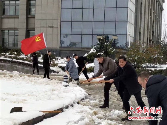 分路口镇全员行动除积雪