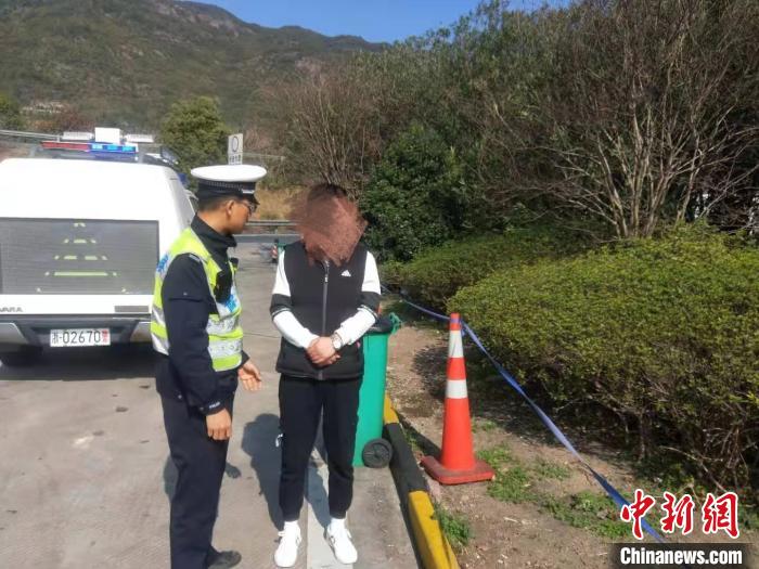 返乡囧事：小伙路上和妻子吵架致失语 交警做和事佬