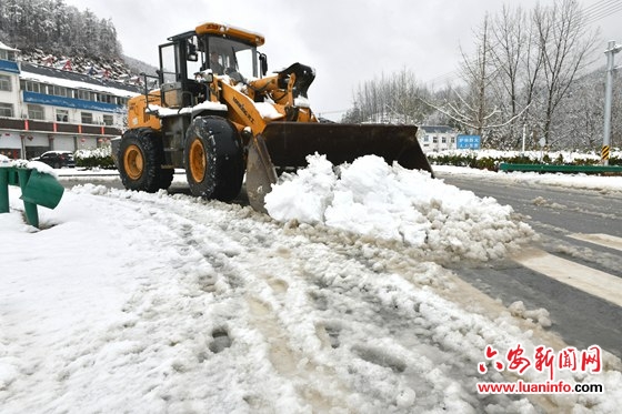 霍山漫水河镇一企业：义务铲雪显真情