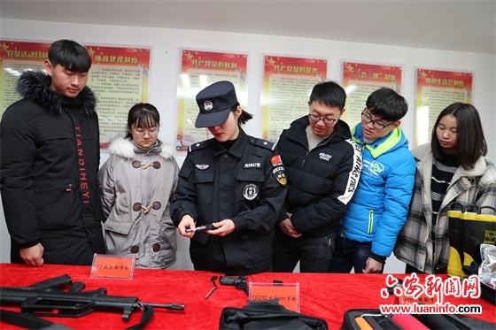 市公安局举办警营开放日活动