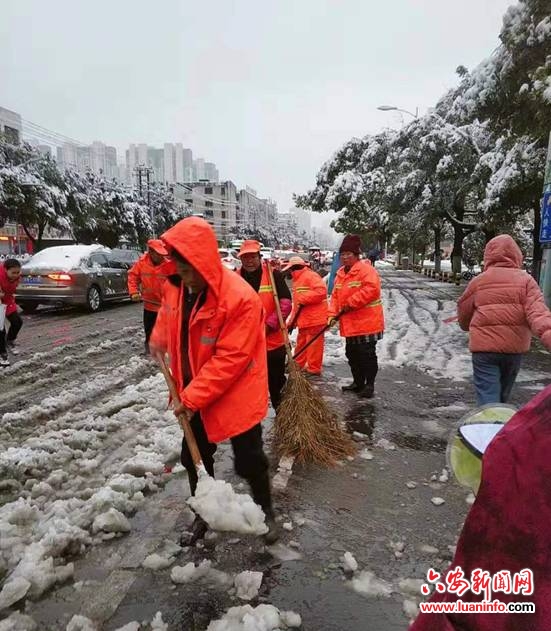 市城管局环卫处紧急除雪保障市区道路安全畅通