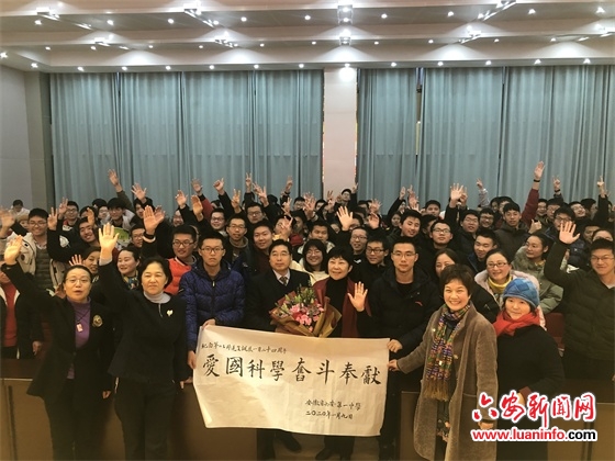 茅玉麟为六安一中学子讲述奋斗故事