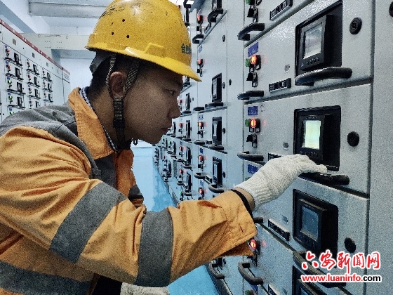 六安地区普降大雪 铁路部门加强巡视确保春运安全