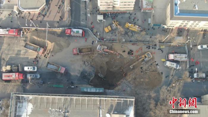 西宁路面塌陷事故已找到6具遗体 应急部派工作组调查