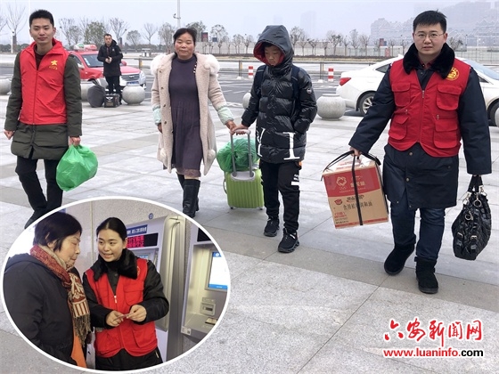 “红马甲”情暖春运路