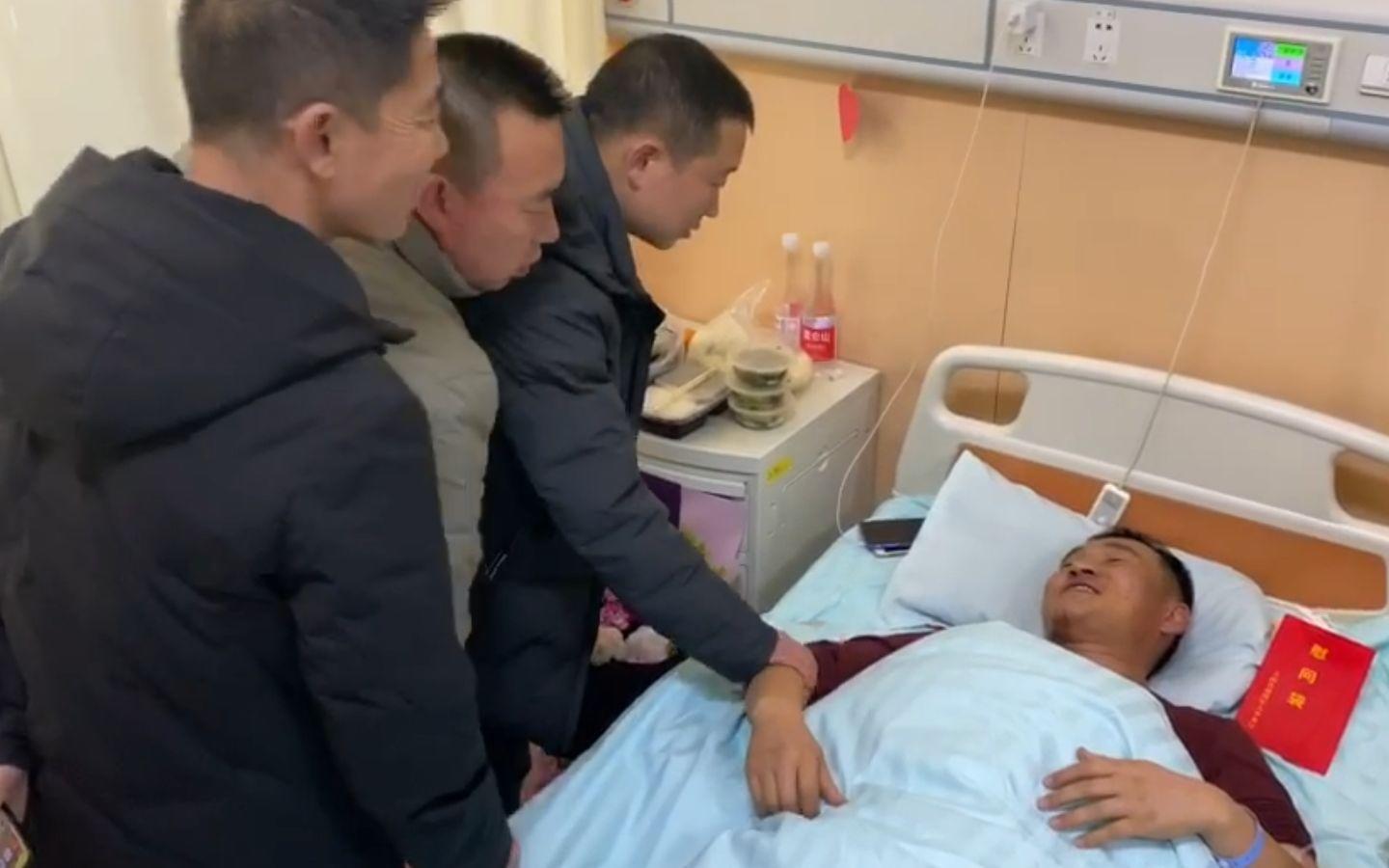 西宁地陷现场曾二次坍塌 一退役武警路过救起救人男孩