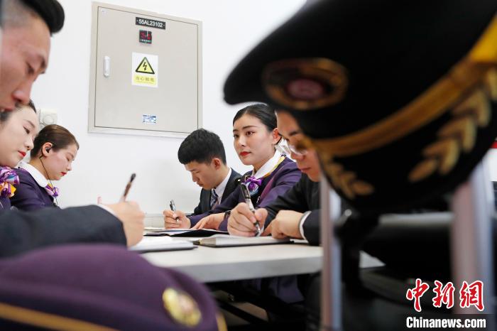 春运列车上的“千禧宝宝” 少了一份幼稚 多了一份责任