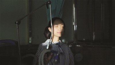 女儿住ICU病房11年 父亲自制反光镜给她“晒太阳”