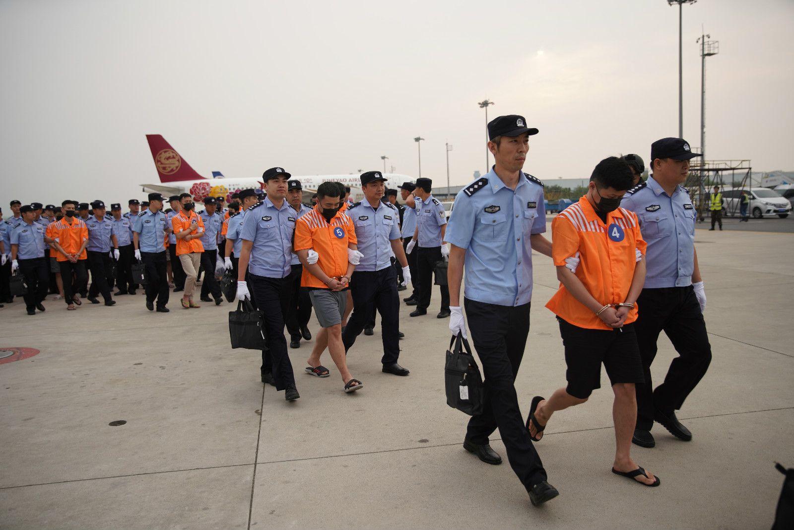 “黄氏家族”跨国涉赌案调查：29个网站月盈利千万