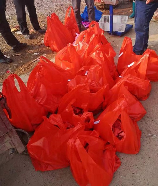 六安市交警支队驻村工作队帮助贫困户销售特色农产品