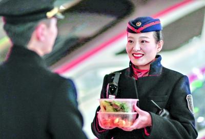 90后高铁列车长夫妻六年来首次同值一趟车