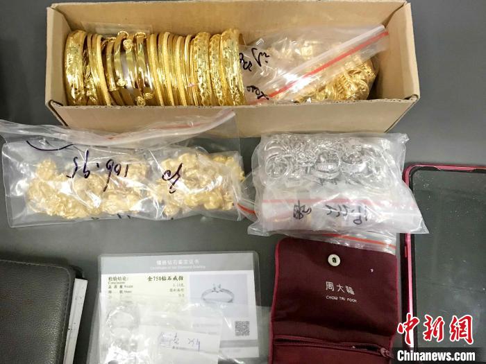 地铁站内遗失3斤多金饰 粗心乘客半小时后失而复得