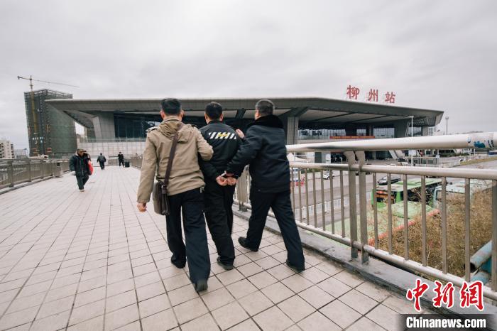 “缉逃能手”一年抓逃犯55名 工作之余照料瘫痪哥哥