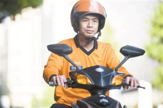 穷困潦倒时曾借宿走廊 外卖小哥靠读诗熬过生活艰辛