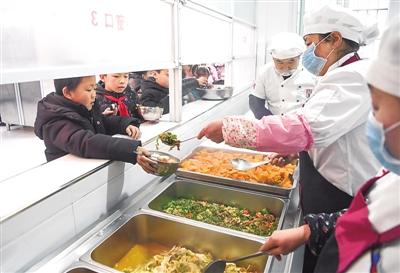 中午吃牛奶面包 中小学生不爱吃食堂只是挑食吗？