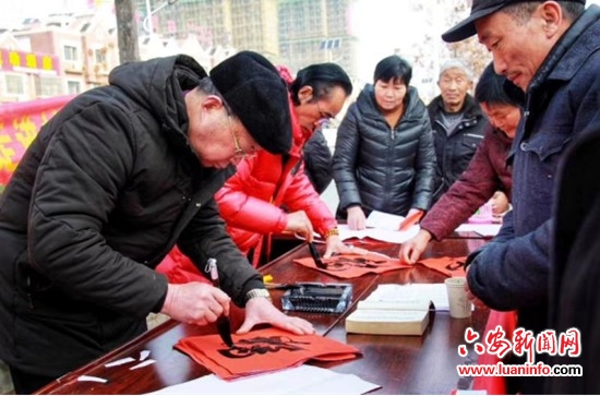 平桥乡新时代文明实践所开展“写春联、送祝福”进村居活动