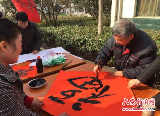裕安区青山乡：金鼠纳福辞旧岁 义写春联喜洋洋