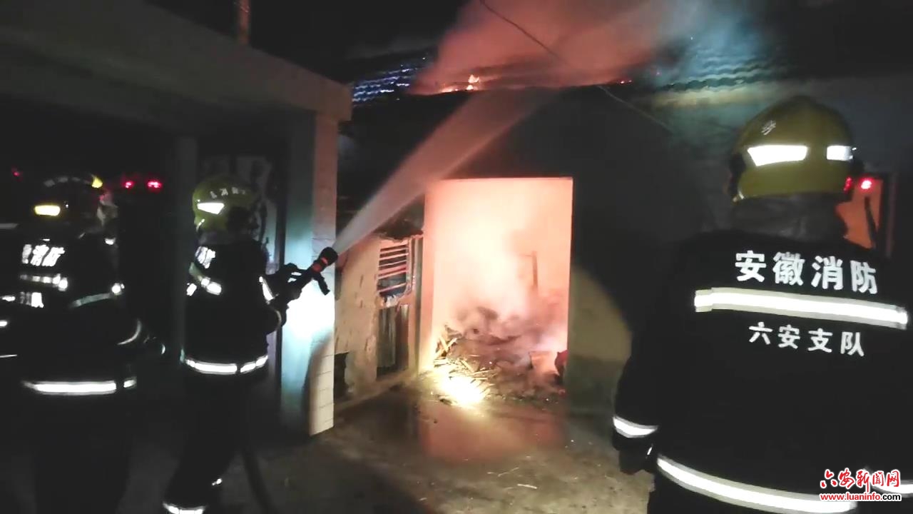 民房不慎起火 消防紧急扑救