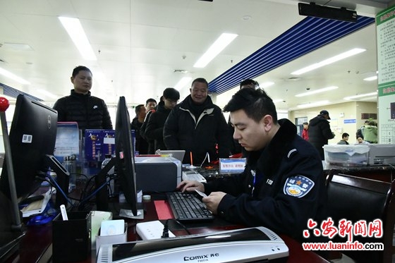 霍邱：春节办证不打烊 为民服务暖人心