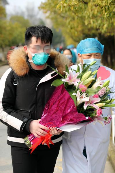 首例新型冠状病毒感染的肺炎治愈出院患者： “要对医护人员有信心，对自己有信心”