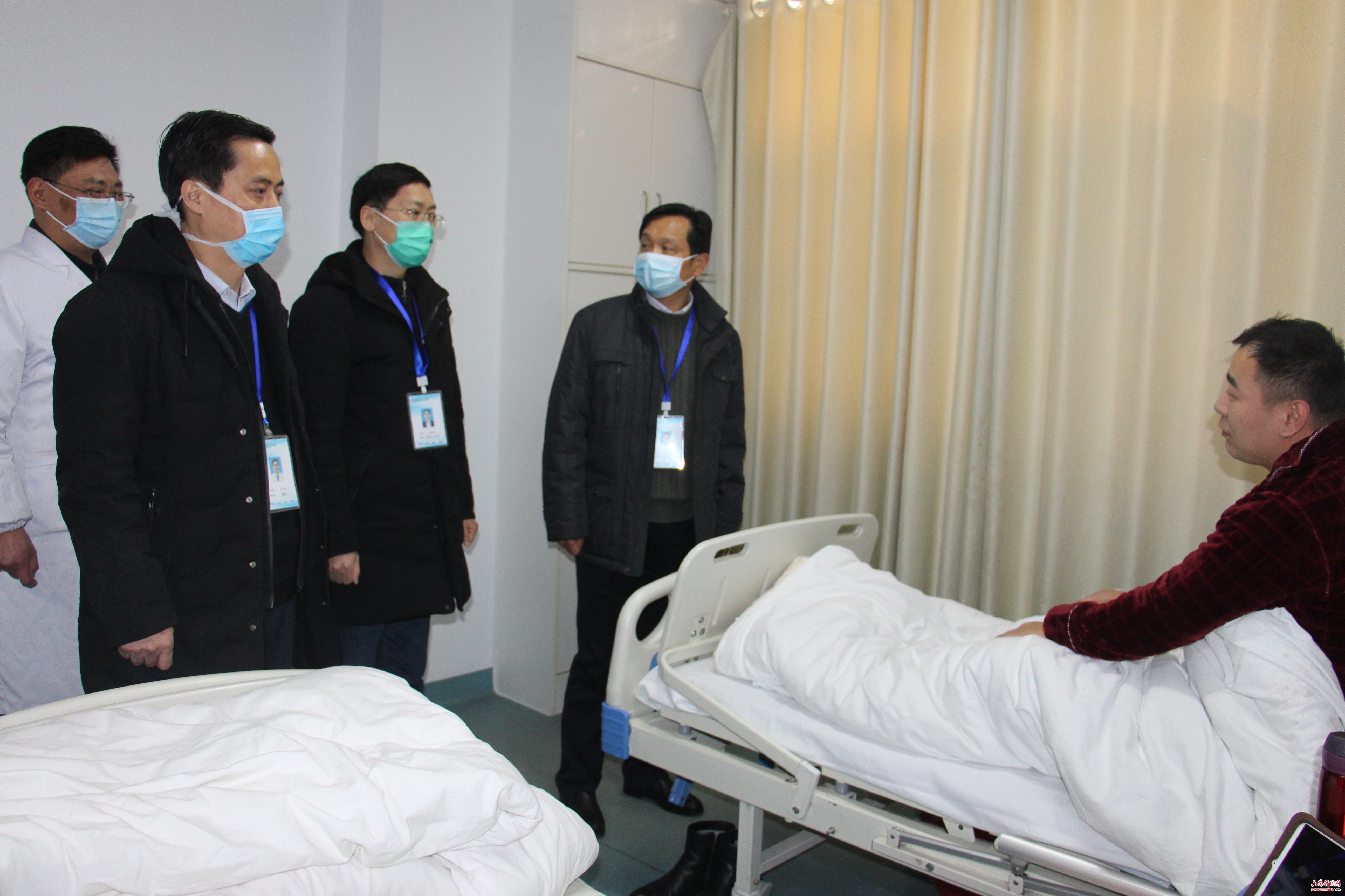 真情系员工——六安市第四人民医院领导慰问抗疫途中受伤员工