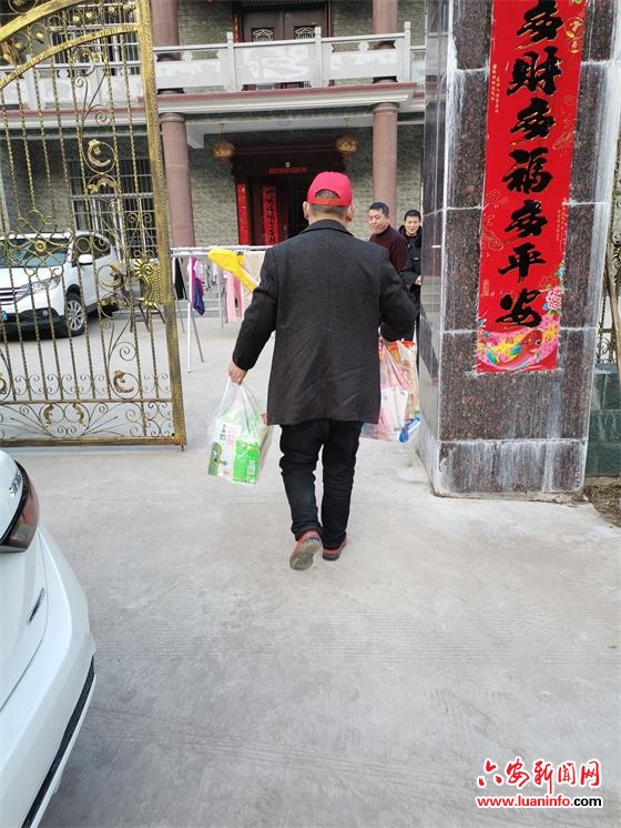 “红色快递员”送货上门暖人心