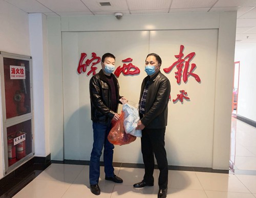 我市一政协委员捐赠防护消毒物品给皖西日报社一线记者