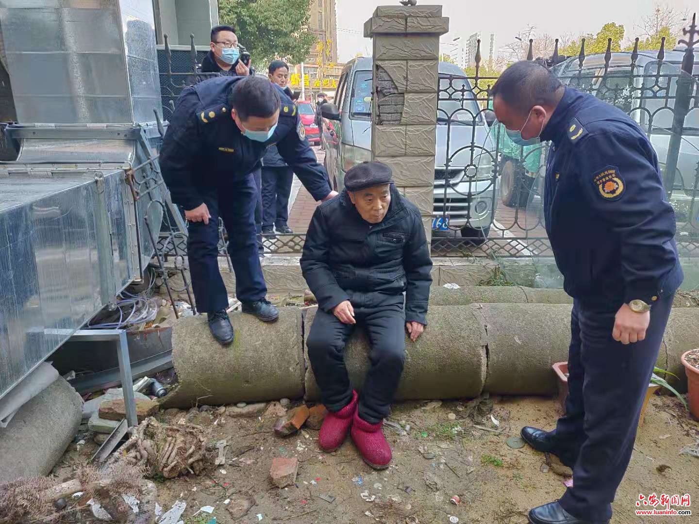 隔离病毒但不隔离爱 城管队员救助倒地老人返家