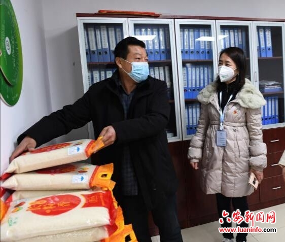 人大代表爱心捐赠助战“疫”