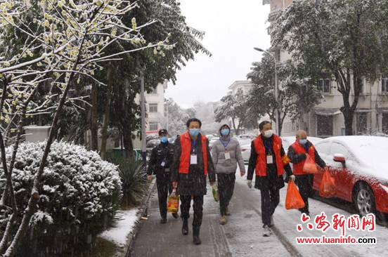 坚守风雪“疫”线