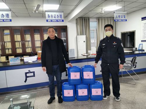 顶风冒雪送温暖 警民同心抗疫情