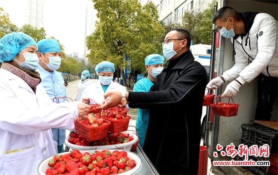 爱心草莓献给抗疫“战士”