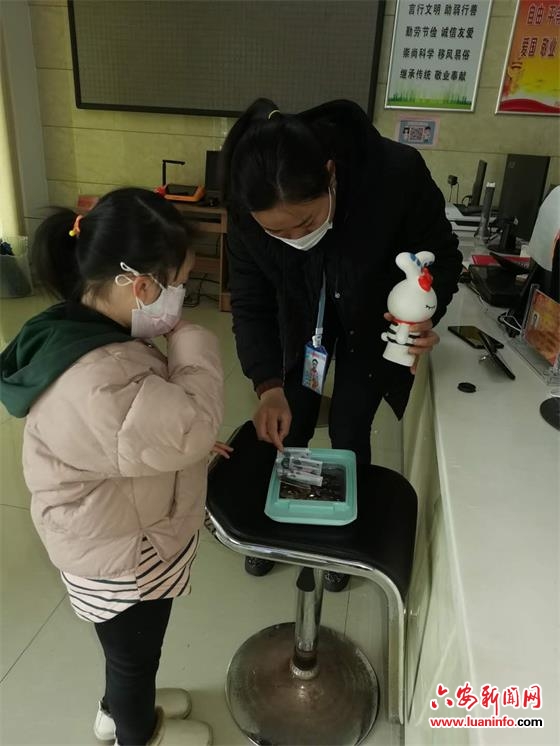 小小少年为战疫情献爱心