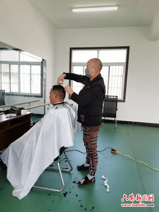 爱心义剪 温暖“疫”线