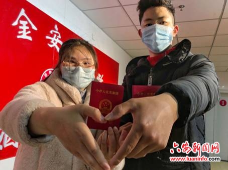 口罩盖不住甜蜜